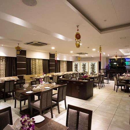 Hotel Central Park Силигури Экстерьер фото