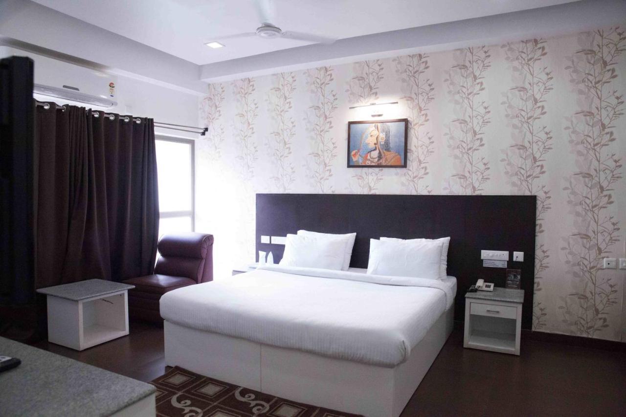 Hotel Central Park Силигури Номер фото