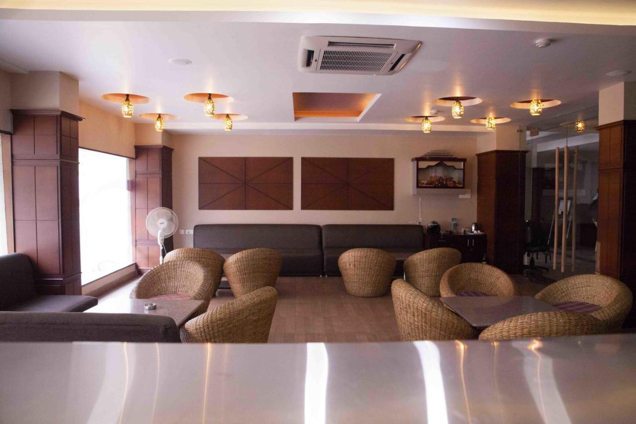 Hotel Central Park Силигури Экстерьер фото
