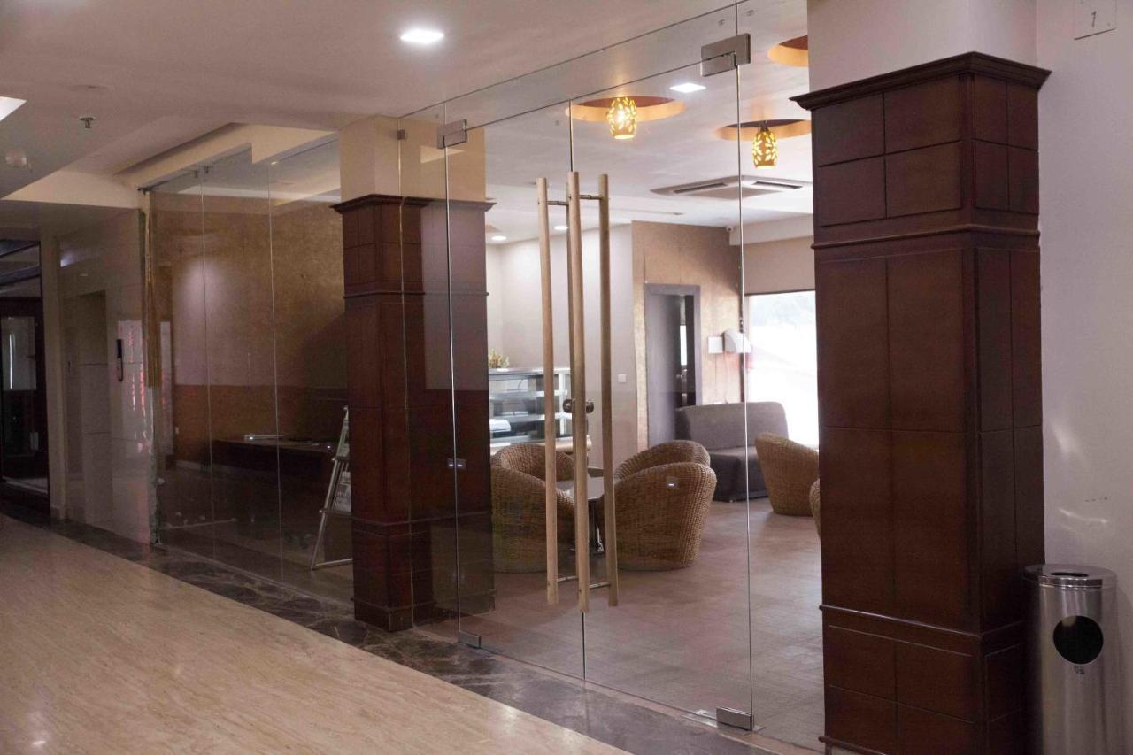 Hotel Central Park Силигури Экстерьер фото