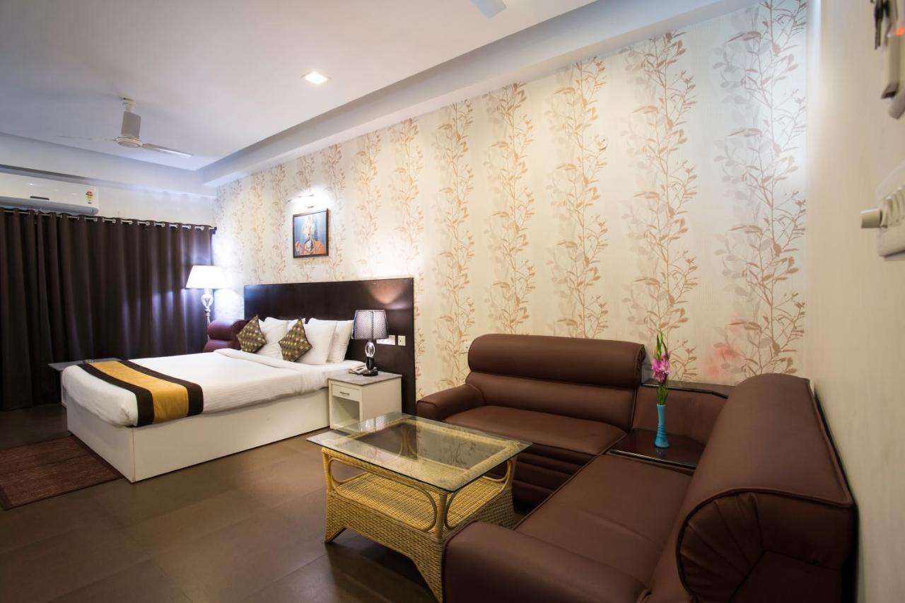 Hotel Central Park Силигури Экстерьер фото