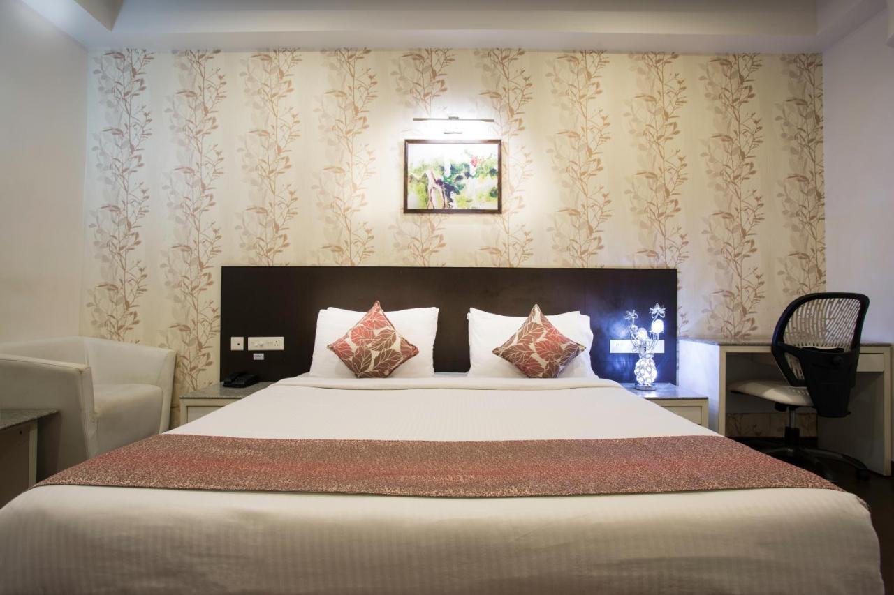 Hotel Central Park Силигури Экстерьер фото